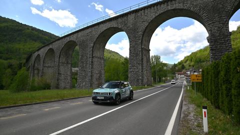 El Renault 4 el�ctrico pilotado por Shirley Fern�ndez, en un momento del Eco Rali de Eslovenia.