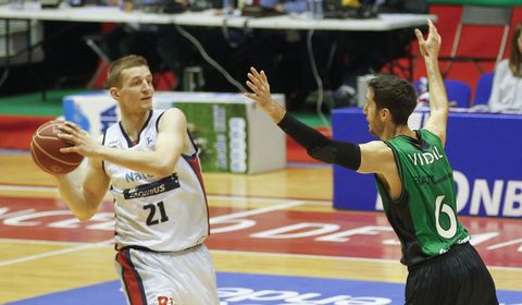 Adam Waczynski, defendido por Sergi Vidal en Sar. 