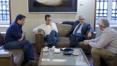 - El portavoz de IU en la Junta General, Gaspar Llamazares (2d) , el secretario de Organizaci�n de este partido en Asturias, Alejandro Su�rez (1i), y otros responsables de IU, conversan en la Junta General