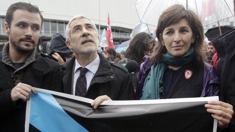 Yolanda Daz, junto a Gaspar Llamazares y Alberto Garzn en una concentracin de la plataforma Nunca Mis por el juicio del Prestige