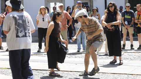 Público bailando durante la actuación de Mediarea en Mazarelos