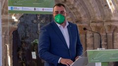 El presidente asturiano, Adri�n Barb�n interviene en el acto de descubrimiento del hito que simboliza la uni�n entre territorios del Camino de Santiago