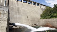Salida de agua al pie de la presa de Vilasouto, que abastece el canal de regad�o