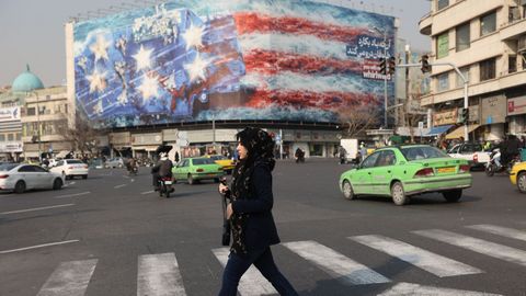 Mural en el centro de Teher�n que muestra la destrucci�n de un portaviones estadounidense.