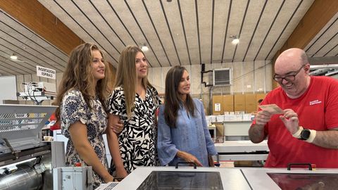 La princesa Leonor, junto a la reina Letizia y la infanta Sof&iacute;a durante su visita a la Fundaci&oacute;n Esment el pasado 6 de agosto. 