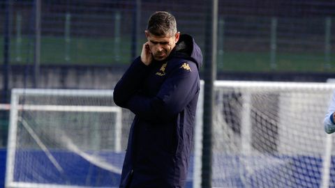 Antonio Hidalgo, durante un entrenamiento del Deportivo en Abegondo