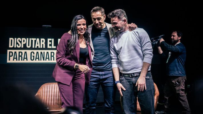 La periodista Sarah Santaolalla, Emilio Delgado (M�s Madrid) y Gabriel Rufi�n durante un foro sobre el futuro de la izquierda.