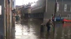 Por el Avils inundado con el agua al cuello