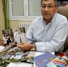 El alcalde de Paradela posa con una foto en la que aparece junto con Diego L�pez.