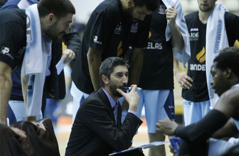 Lisardo G�mez, durante un tiempo muerto en un partido disputado en el Pazo. 