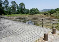 Las pasarelas peatonales de madera de A Xunqueira de Alba est�n en mal estado. 