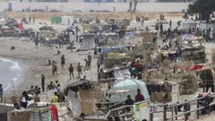 Vista de�este viernes de la playa ceut� de El Trampol�n, donde a�n se encuentran numerosos migrantes.