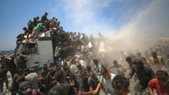 Uno de los camiones asaltados, junto al paso fronterizo de Zikim, en Gaza.