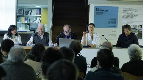 De izquierda a derecha, los arquitectos Cristina García Fontán, Felipe Peña, Juan Creus, Covadonga Carrasco y Jorge Rodríguez, en un foro sobre espacio público celebrado ayer en la sede del COAG