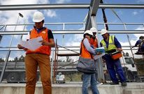 Adri�n Varela, a la izquierda, bajo la futura cubierta met�lica del recinto deportivo.