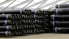 Tuber�as para el futuro oleoducto de Repsol almacenadas en Punta Langosteira