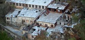 Vista de las antiguas instalaciones de la mina de Fontao en una zona ya muy pr�xima al r�o Deza, inmersa en el debate sobre su protecci�n.