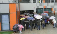 Imagen de archivo de padres de alumnos del Golmar a la espera de la salida de las aulas. 