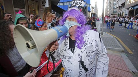 Rafa C�rdoba, con el disfraz de coronavirus que se puso en el 2019 y su mascarilla de tanga. 