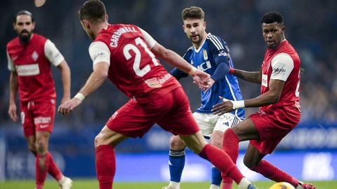 Kwasi Sibo disputa un baln con Jimmy durante el Real Oviedo-Amorebieta