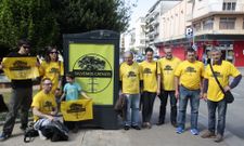 Integrantes de la plataforma ante la valla publicitaria que utilizaron con su bandera hasta hoy. 