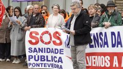 Juan Manuel Loureiro, portavoz en Pontevedra de SOS Sanidade P&uacute;blica, fue el encargado de leer el manifiesto en la concentraci&oacute;n ante el centro de salud Virxe Peregrina