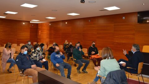 Reunin del alcalde, Telmo Martn, con hosteleros de Portonovo para analizar el cambio de fecha de la Festa da Raia