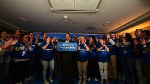 Alfredo Canteli y su equipo celebran la mayora absoluta en Oviedo