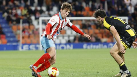 Jorge Gonz�lez, extremo diestro del CD Lugo, en el partido contra el Barakaldo en el estadio �ngel Carro de Lugo en la Primera Federaci�n 2025-2026.