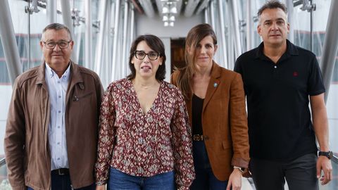 Antonio Blanco, Mar�a Jes�s Lorenzana, Cecilia Tranc�n y Antonio Mart�nez, posando en las instalaciones de La Voz.