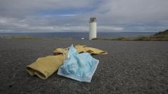 Una mascarilla tirada en el suelo en Laxe