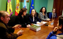 La conselleira, con la nueva alcaldesa de Santa Comba, Mar�a Pose.