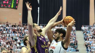 Felipe dos Anjos trata de encontrar espacio ante la defensa de Armus