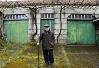 Antonio P�rez Gregorio, O ferrador, delante de su herrer�a, situada en la calle Vilanova del casco urbano del municipio. 