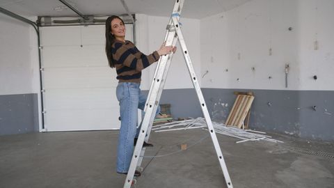 In�s Santiago en lo que ser� el segundo local de Artesa, en el barrio de O Alto, en Nar�n.