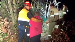 El momento del rescate de la octogenaria que se desorient� en el monte en Cotobade. 