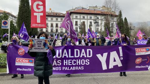 Concentraci�n convocada por UGT y CCOO en Oviedo para clamar por la igualdad de g�nero