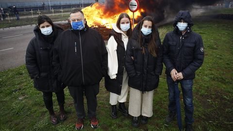 Un grupo de trabajadores y antiguos trabajadores del laboratorio de la fbrica de aluminio de San Cibrao, en la protesta de este jueves