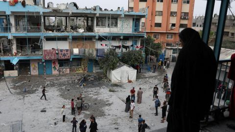 La escuela de la UNRWA en el campo de Nuiserat, ayer, horas después del ataque israelí.