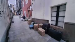 La propietaria de la vivienda sacó al exterior las cosas que no eran suyas, que fueron incautadas por la Policía Local.