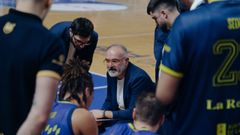 Una imagen del corrillo cobista en pleno partido