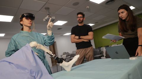 Ftima Rueda, traumatloga del Chuac, con Florian Michaud, del Citeni y nxela Prez, autora de la tesis doctoral sobre la aplicacin de realidad aumentada en ciruga 