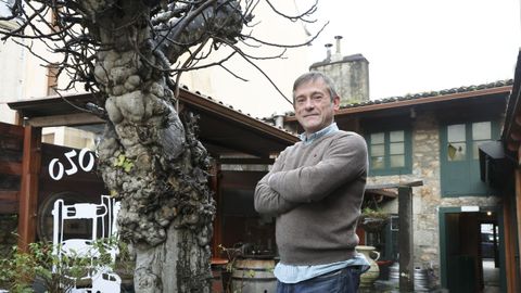 Sergio Fernndez Mosquera, dueo de O Pozo, delante de la emblemtica higuera de 200 aos