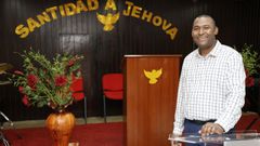 Joel Montero Encarnaci�n, dominicano de 46 a�os afincado desde hace casi dos d�cadas en Viveiro, en la iglesia evang�lica que dirige y en la que se prepara para ser pastor �ordenante�, lo que, entre otros, le permitir� oficiar bodas
