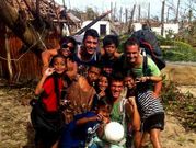 De pie, Borja y Ventura, y agachado, �ngel, en Malapascua.