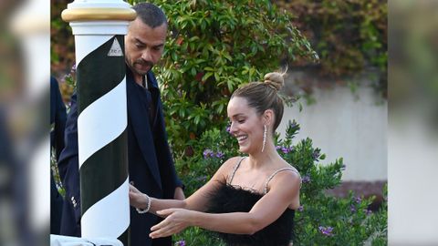 Jesse Williams y Alejandra Onieva, a su llegada al puerto del hotel Excelsior