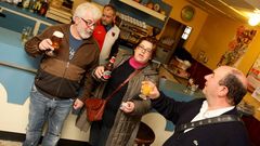 El vendedor de la ONCE Jos� Manuel Souto (derecha) celebra en Casa Nieves el premio