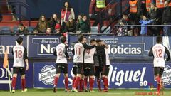 Los jugadores del N�stic celebran uno de sus goles a Osasuna