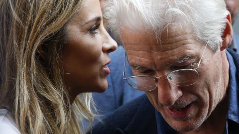 Richard Gere, acompaado por su pareja, la gallega Alejandra Silva