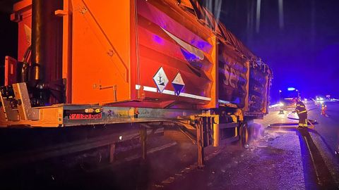 Camin con carga de bateras recicladas incendiado en la AG-53.